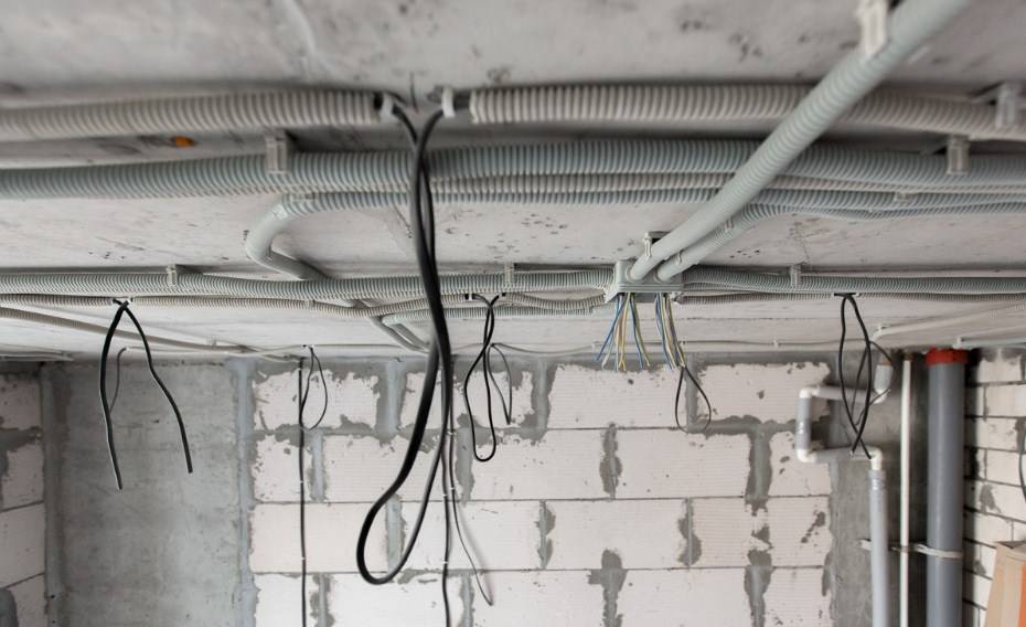 Азбука электрика – монтаж проводки по потолку