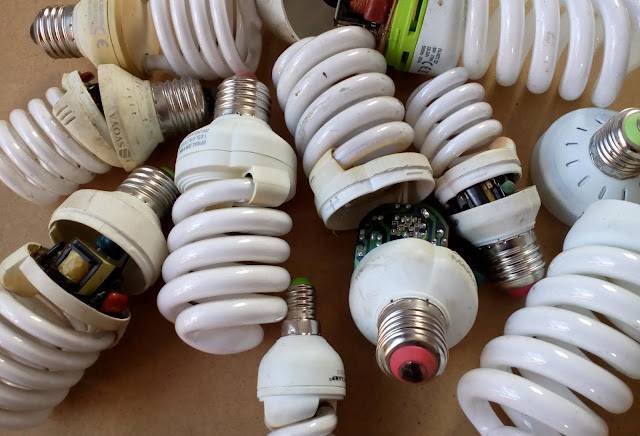 Разбилась энергосберегающая лампочка: что делать, избавляемся от ртути