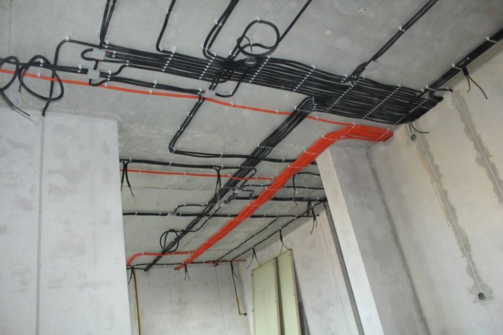 Проводка по потолку: крепление электропроводки, как провести открытую проводку своими руками, прокладка проводов по потолку, как скрыть, спрятать проводку