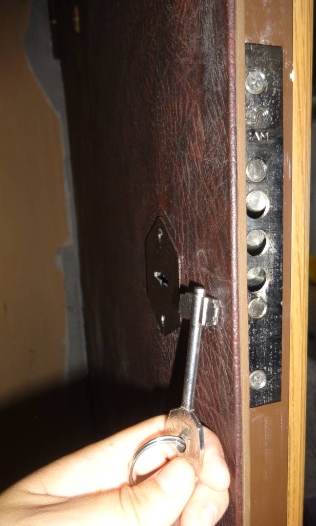 Как собрать входную дверь, в том числе металлическую: схемы сборки дверной конструкции, врезка замка и правильная установка ручки