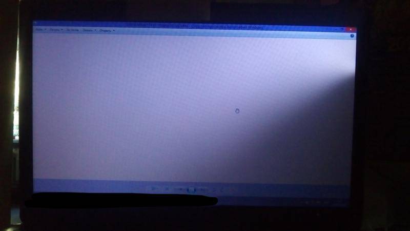 Левом нижнем углу экрана. Черное пятно сбоку на матрице ноутбука Acer. Пятна на экране монитора. Потемнение экрана ноутбука. Пятно на мониторе.