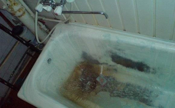 Как очистить старую ванну. Грязная ванная. Старая чугунная ванна. Старая грязная ванная комната. Загрязненная ванна.