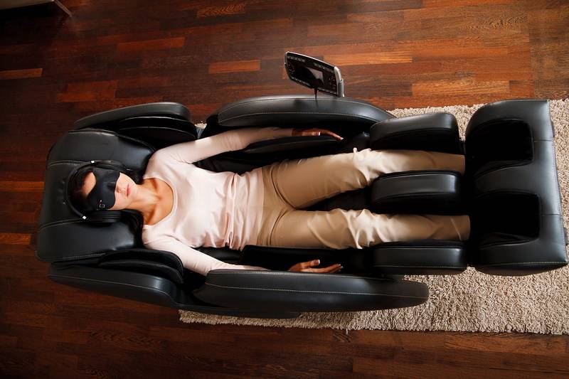 Кресло массажное для дома, офиса, автомобиля: как выбрать, польза и вред, отзывы