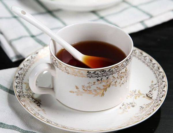 Почему нельзя пить чай с ложкой в кружке: примета