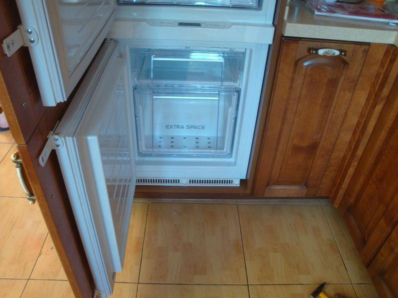 Как установить холодильник на кухне?