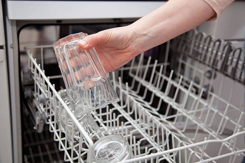 Причины появления белого налета на посуде после посудомоечной машины