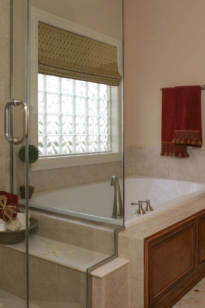 Окно между кухней и ванной: зачем оно нужно и как его заделать?