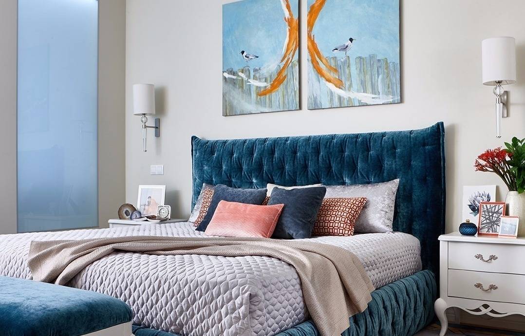 Синий диван в интерьере гостиной: 200+ фото с чем сочетать