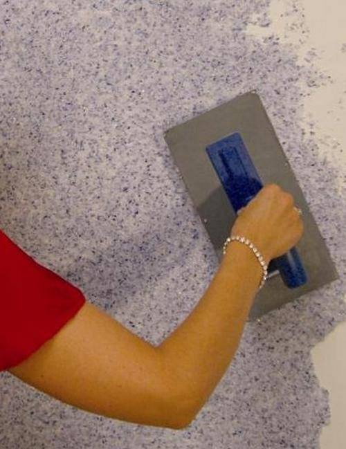 Как наносить жидкие обои на стену: пошаговая инструкция с фото и видео