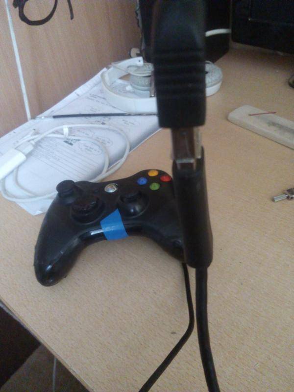 Можно подключить джойстик к ноутбуку. Джойстик на телефон от Xbox 360. Соединить проводной джойстик к ноутбуку. Не заряжается геймпад Xbox 360 мигает. Провод у джойстика лопнула.