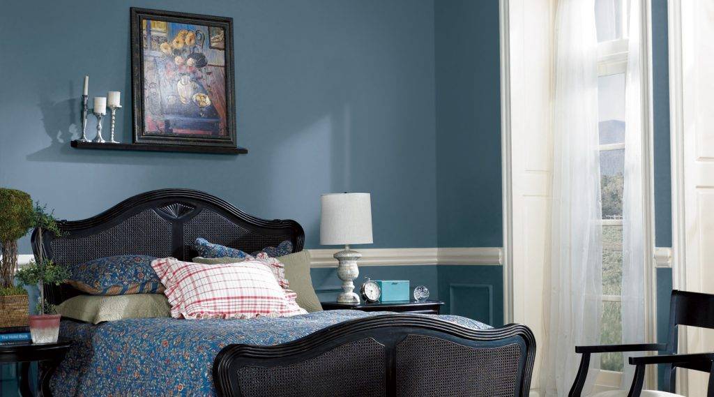 Голубые обои в интерьере спальни, кухни, гостиной и детской, фото удачного сочетания голубых обоев с золотом, серым и коричневым цветом, обзор узоров и рисунков