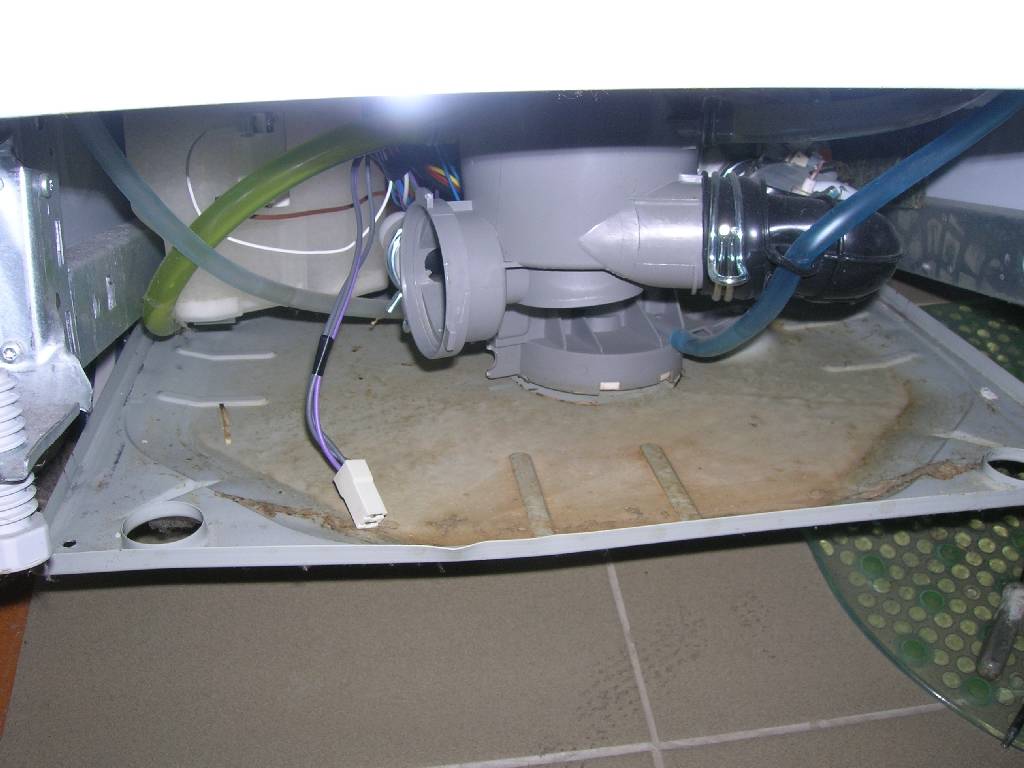Посудомоечная машина не сливает воду: причины, устранение