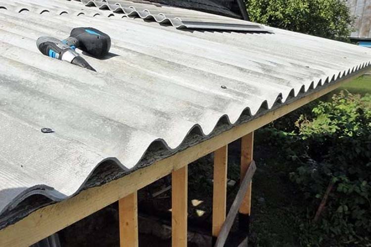 Как снять шифер с крыши быстро и без проблем