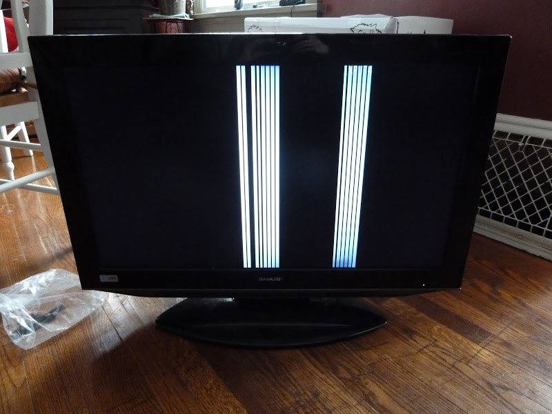 Жк телевизор полосы на экране. ЖК самсунг вертикальная полоса. Вертикальные полосы на телевизоре. Вертикальная полоска на экране телевизора. Белая полоса на телевизоре.