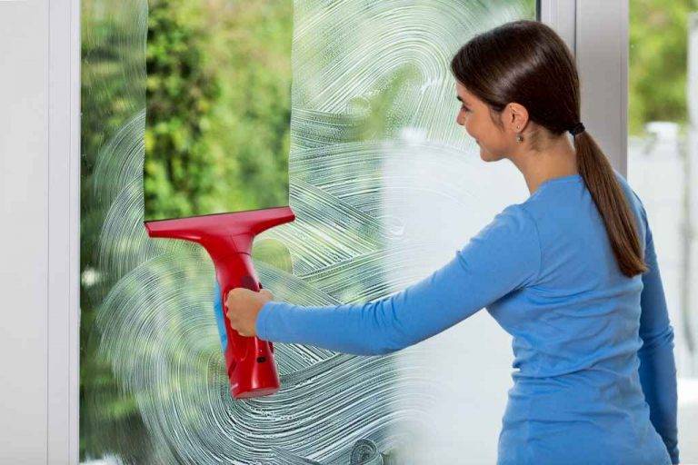 Несложные инструкции, как мыть окна окномойкой внутри и снаружи без разводов
