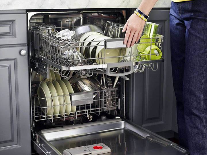 Как правильно загружать посуду в посудомоечную машину: ценные рекомендации - точка j