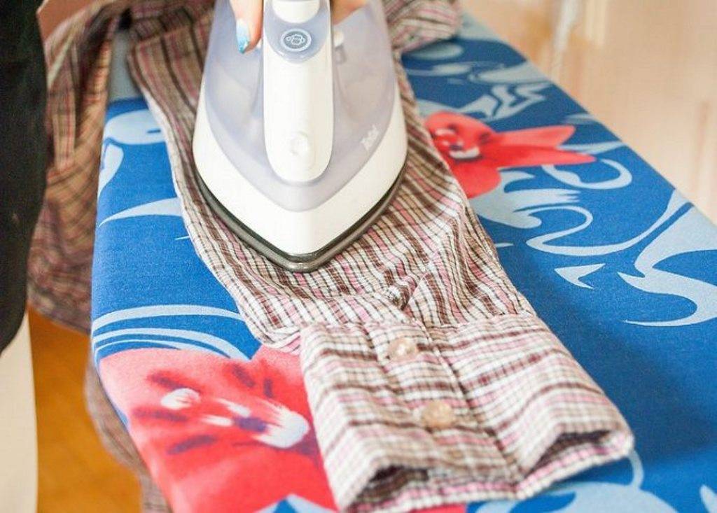 Как погладить вещи без утюга в домашних условиях: быстрая глажка спреем для разглаживания одежды, прессом и т.д.