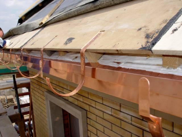 Как установить водостоки на крыше: инструкция