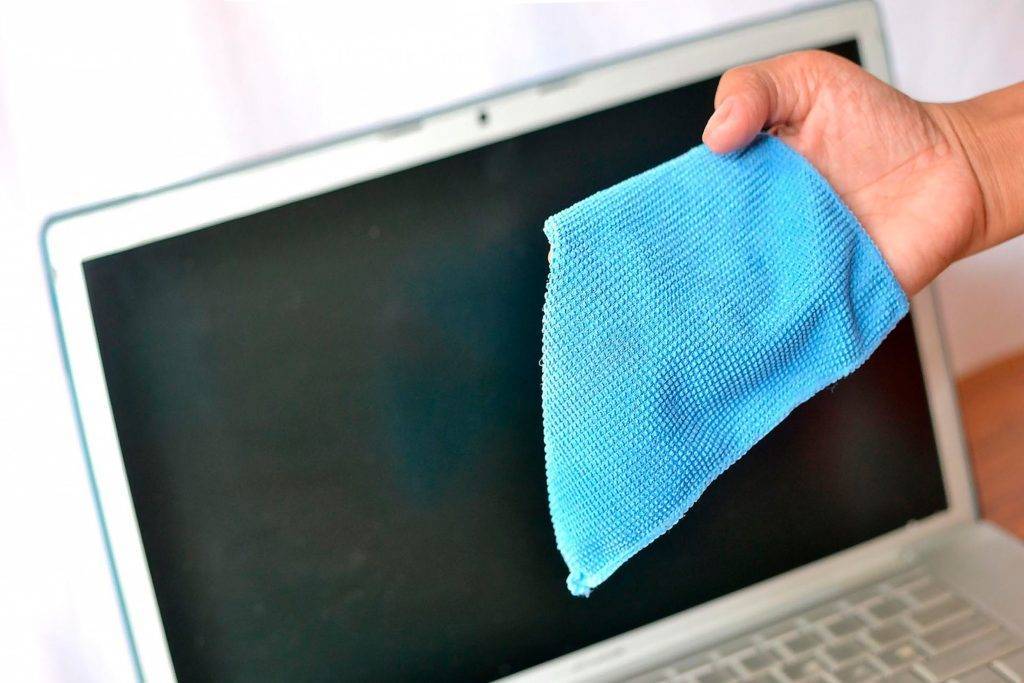 Как и чем протереть экран ноутбука в домашних условиях