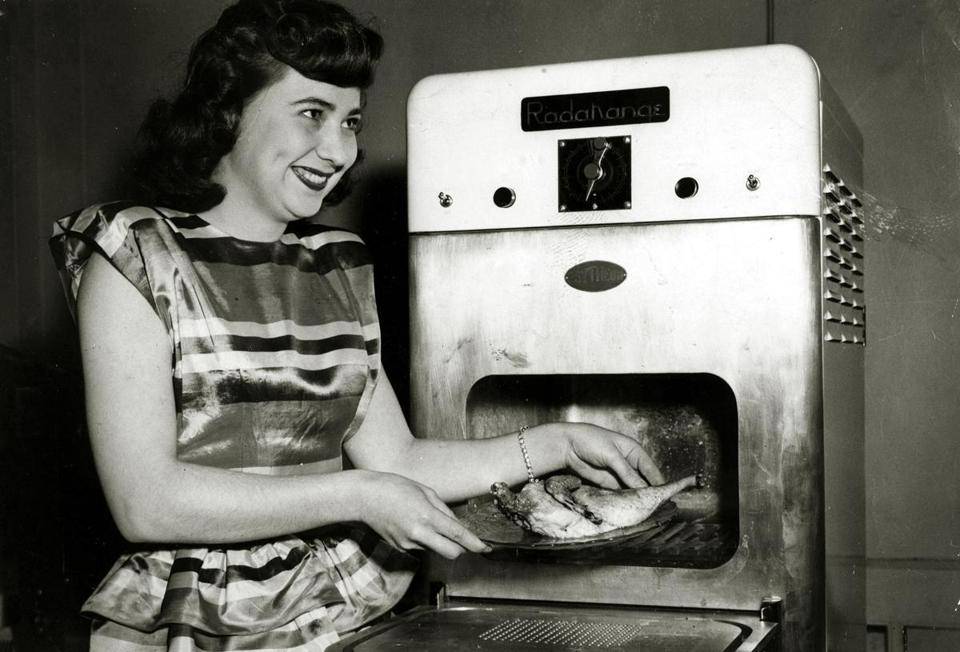 Кто и когда изобрел микроволновую печь: история гаджета с 1945 года