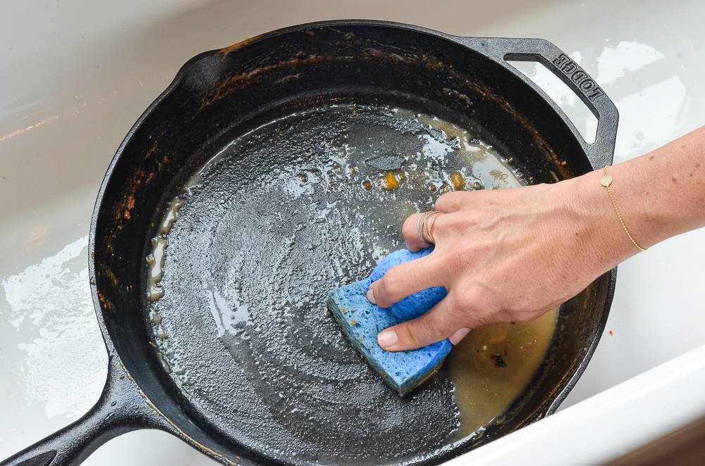 5 способов очистить посуду от жира и нагара самостоятельно