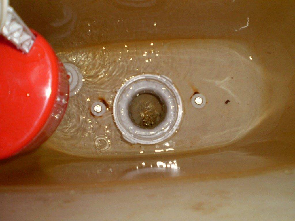 Ремонт унитаза: утекает или подтекает вода из бачка в унитаз: что делать если течет или протекает бачок унитаза