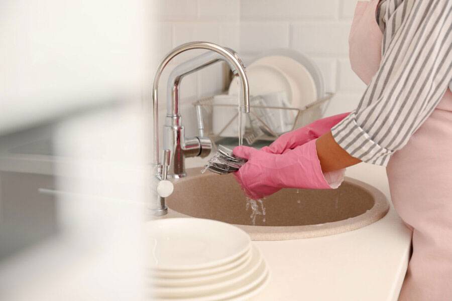 Почему нельзя мыть посуду в гостях: приметы, можно ли обойти негатив