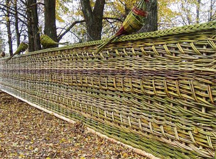 Плетеный забор из досок, дпк и веток своими руками — вертикальный, горизонтальный, австрийский