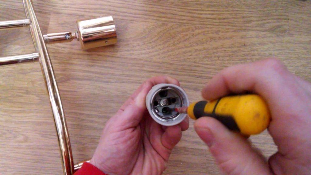 Патрон для лампочки: правила подключения изделий, как поменять изделие в люстре