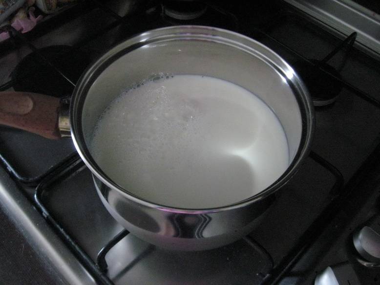 Сколько закипает молоко. как правильно кипятить молоко, чтобы оно не пригорело и не убежало