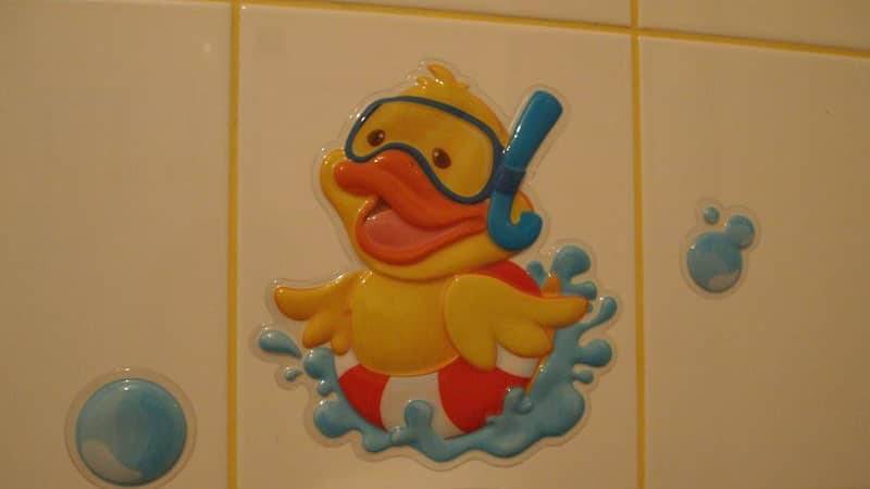 Наклейки в ванную для детей: силиконовые стикеры и аксессуары, фломастеры для рисования фигурок, маркеры и игрушки на присосках
