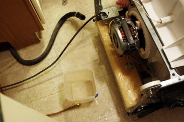 Посудомоечная машина  не сливает воду - что делать и каковы причины | рембыттех