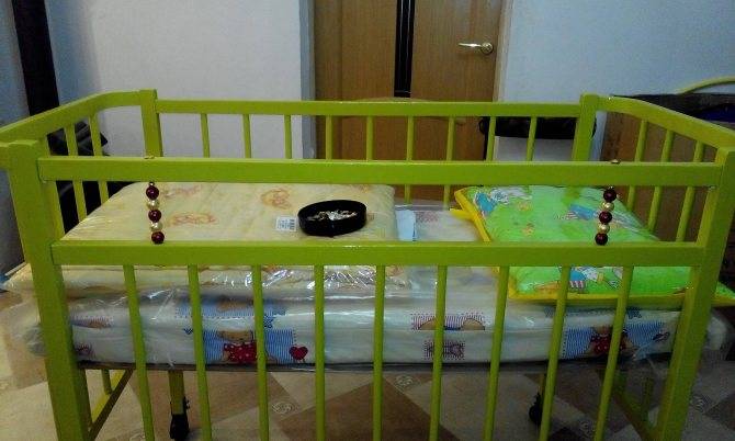 Краска для детской кроватки: как и чем покрасить деревянную кровать новорожденного?