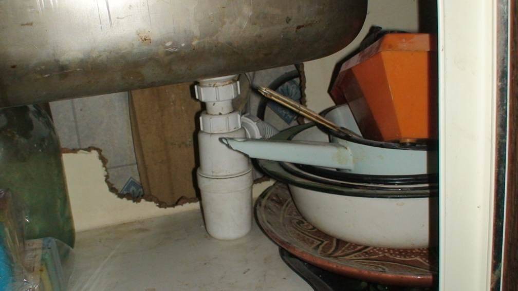 Как подсоединить слив раковины с канализационной трубой
