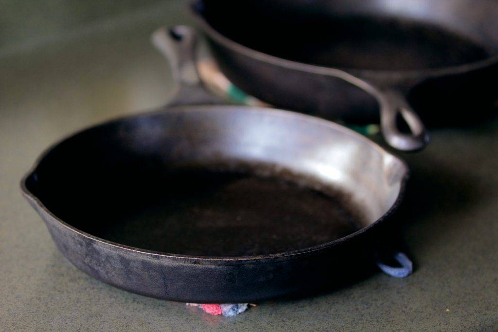 Как легко почистить чугунную сковороду от нагара любой сложности