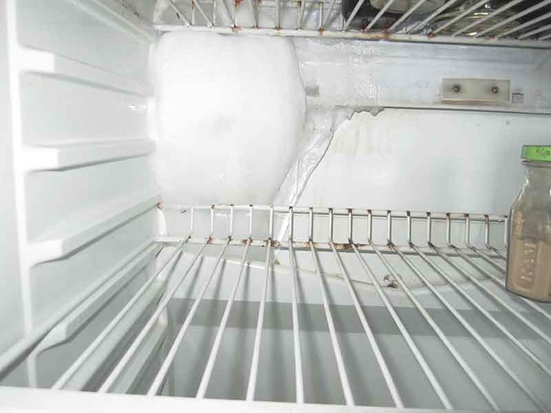 Почему образуется конденсат в холодильнике