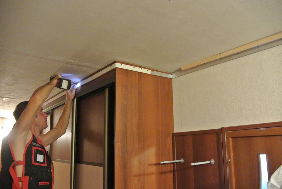 Шкаф под потолок и натяжной потолок фото