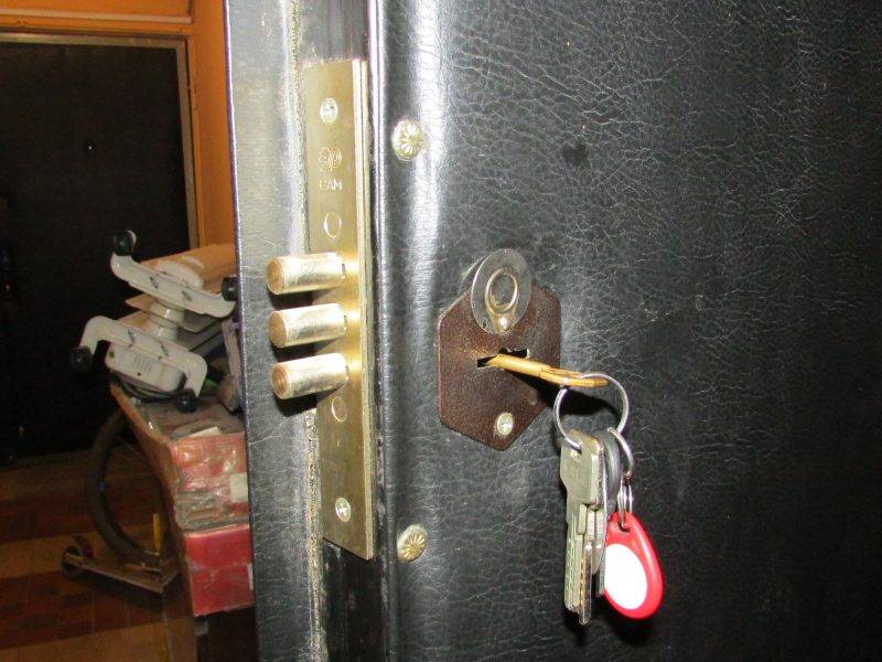 Врезать замок в металлическую дверь: установка своими руками, как вставить запорный механизм