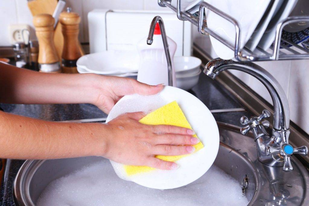 Почему нельзя мыть посуду в гостях: приметы в чужом доме