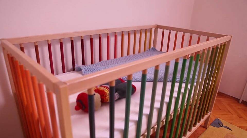 Как покрасить деревянную кровать в белый цвет. краска для детской кроватки: как выбрать безопасную
