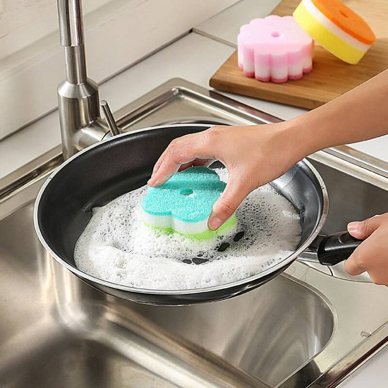 Губка, тряпка, щётка — что должно быть в арсенале хозяйки для мытья посуды: правила мытья разных видов посуды вручную