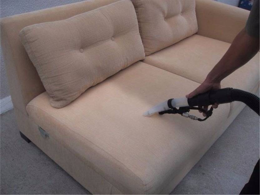 Как в домашних условиях осуществить химчистку дивана своими руками