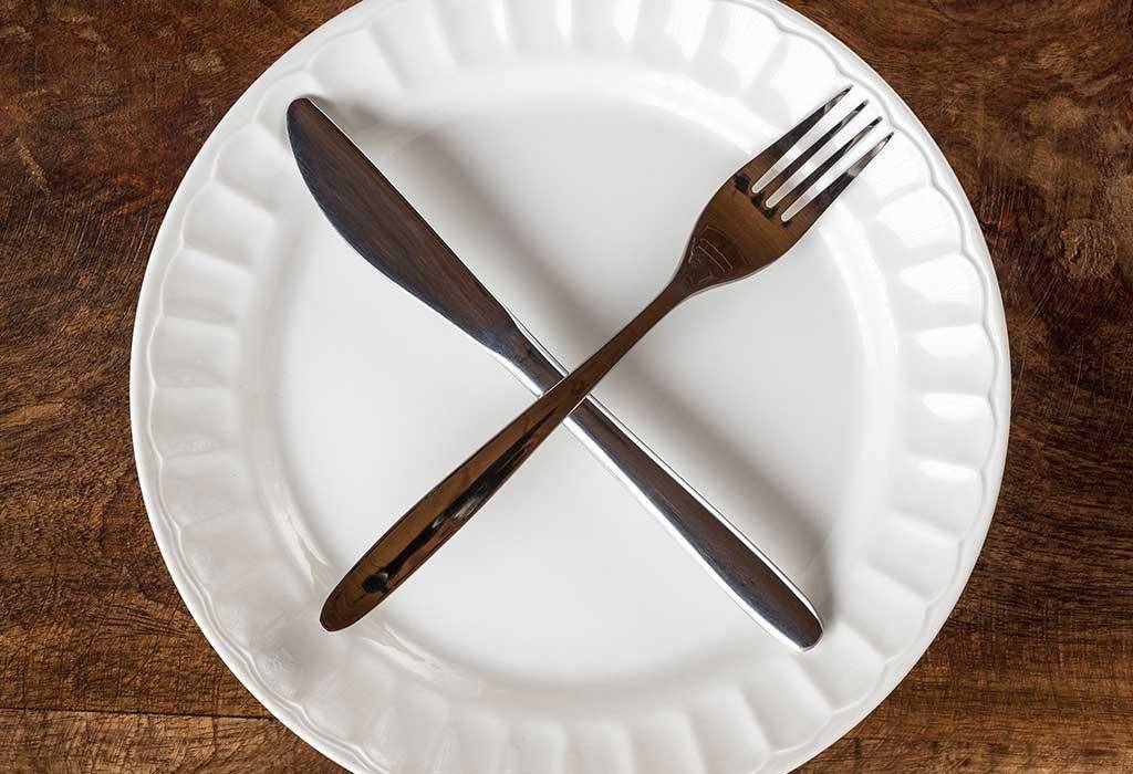 Еда понравилась приборы. Тарелка с приборами. Тарелка с вилкой. Тарелка вилка нож. Пустая тарелка с вилкой.