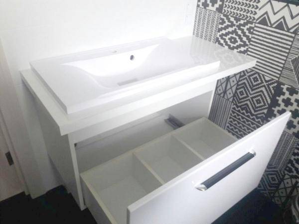 Столешница для ванной комнаты под раковину — виды, выбор, установка