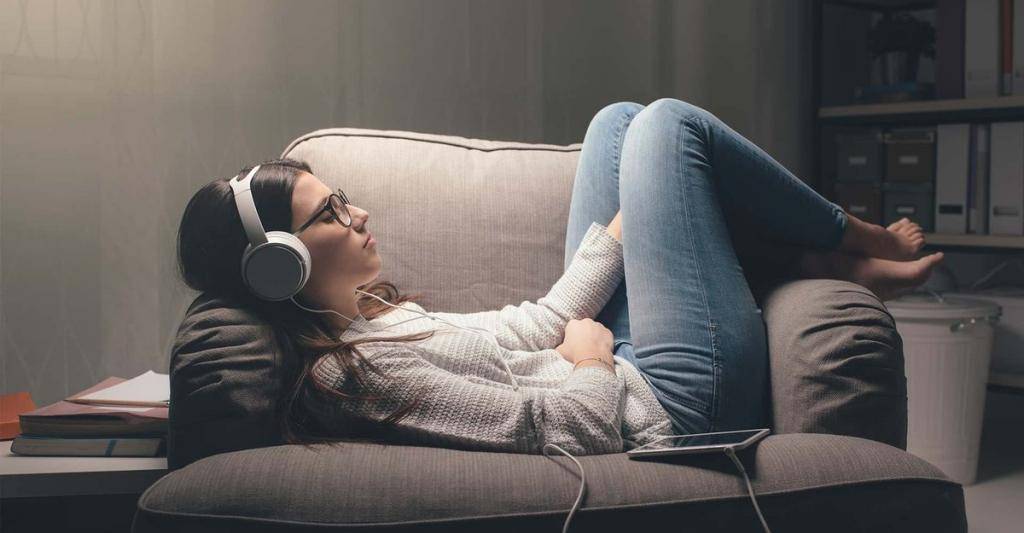 Можно ли спать в наушниках с музыкой: мнение специалистов