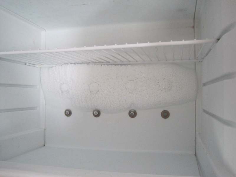 Почему на задней стенке холодильника образуются капли воды?