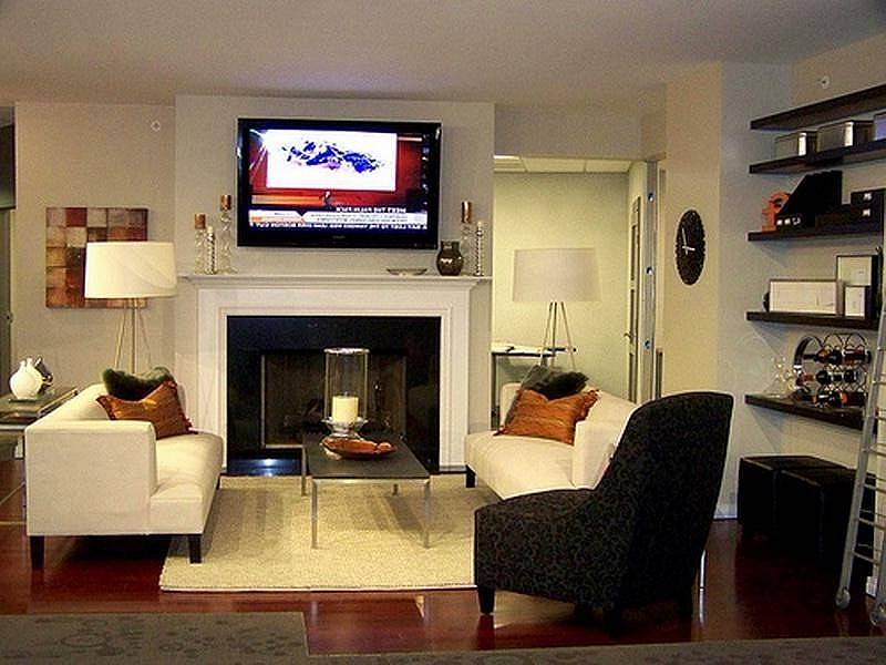 Как должна выглядеть гостиная комната с камином и телевизором