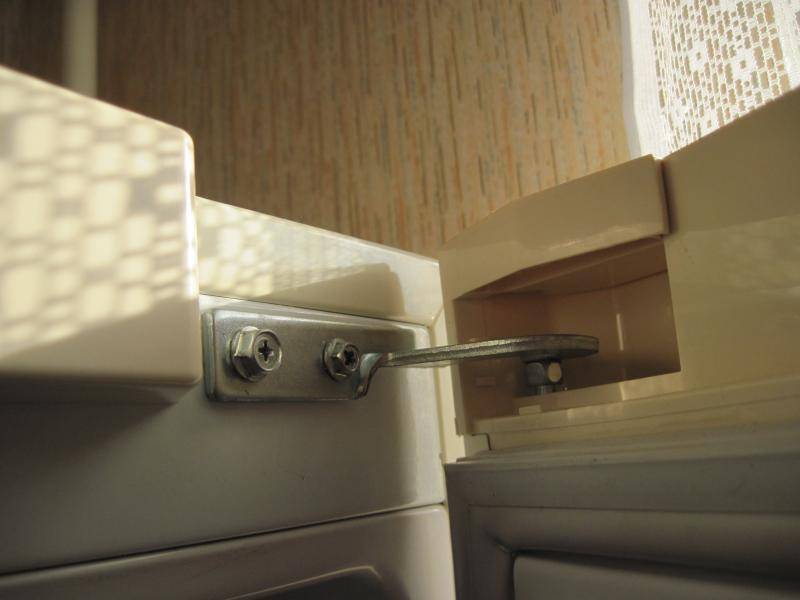 Дверца холодильника не плотно закрывается: причины и что можно сделать