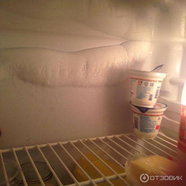 Почему в холодильнике намерзает снег. Намерзает холодильник Индезит. Намораживает испаритель холодильник Атлант. Холодильник Атлант наледь. Атлант намерзает лед на испаритель.
