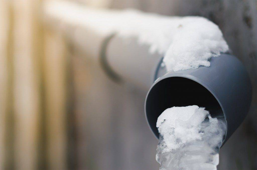 Как утеплить трубу водопровода на улице, чтобы не замерзала зимой способы, фото, видео